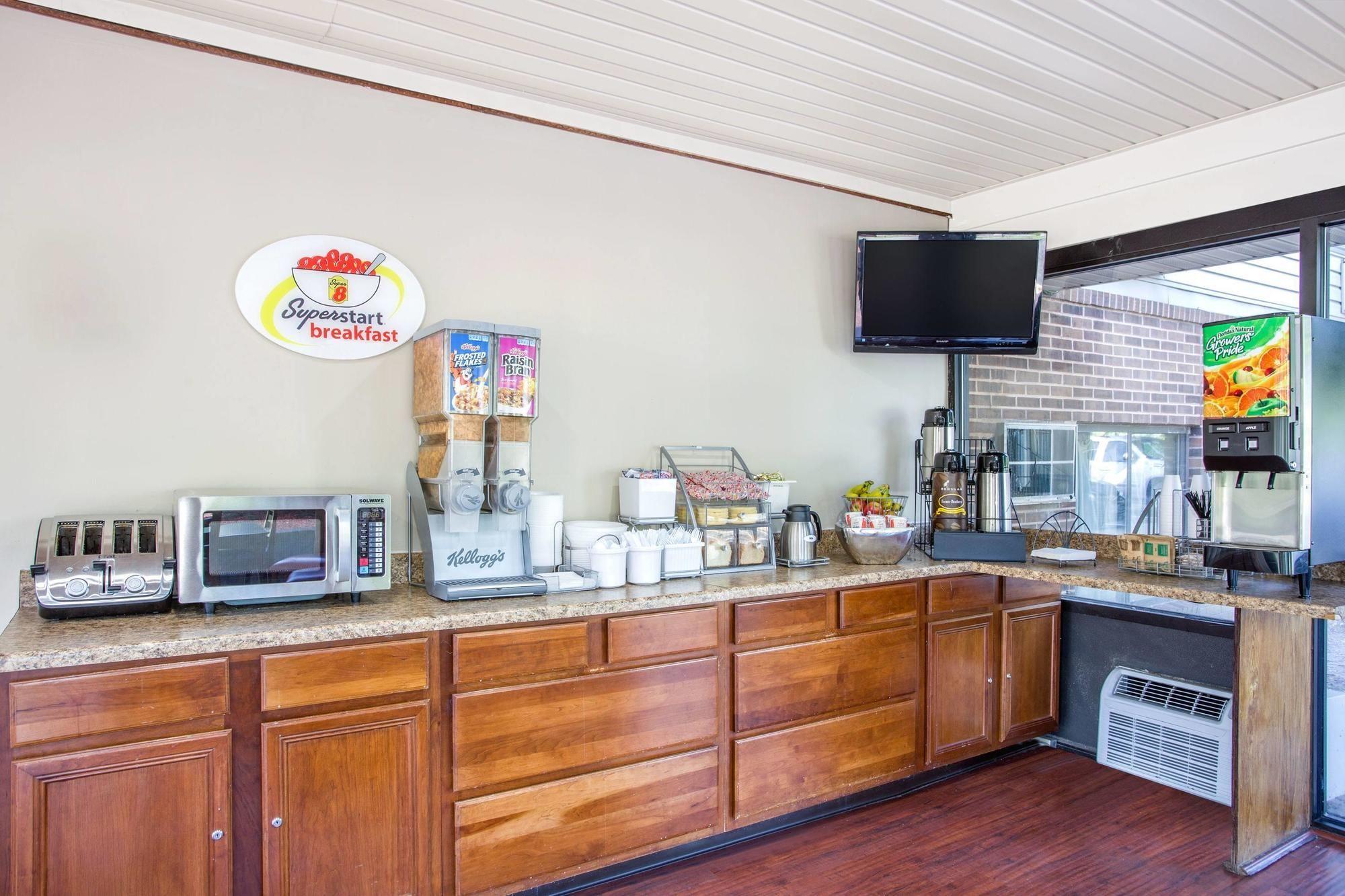 Super 8 By Wyndham Waldorf Motel Luaran gambar