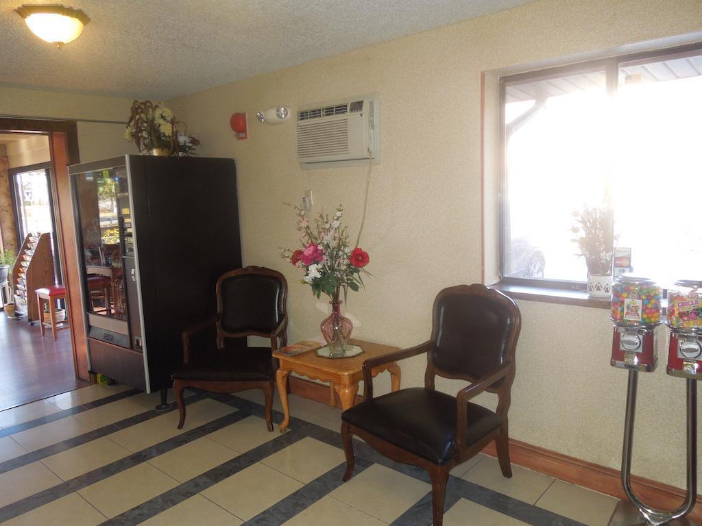 Super 8 By Wyndham Waldorf Motel Luaran gambar