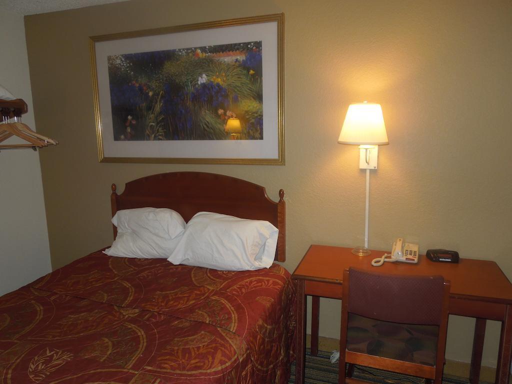 Super 8 By Wyndham Waldorf Motel Luaran gambar