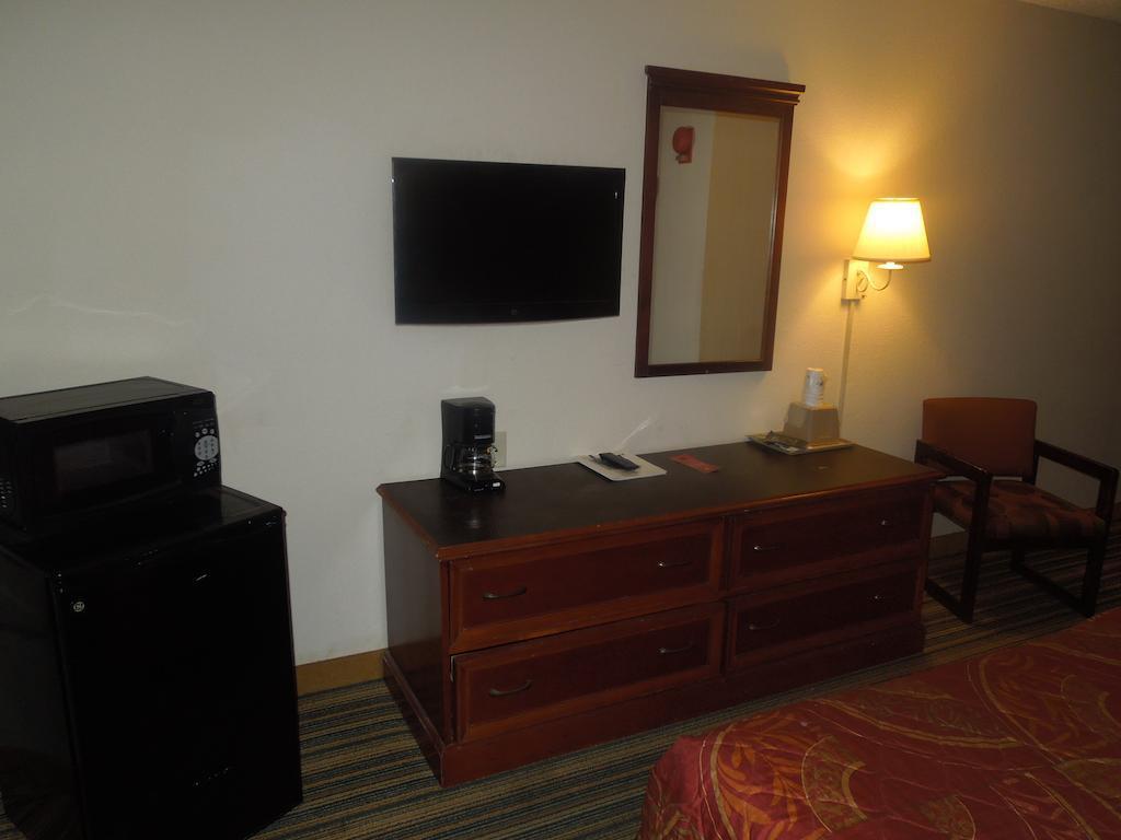 Super 8 By Wyndham Waldorf Motel Luaran gambar
