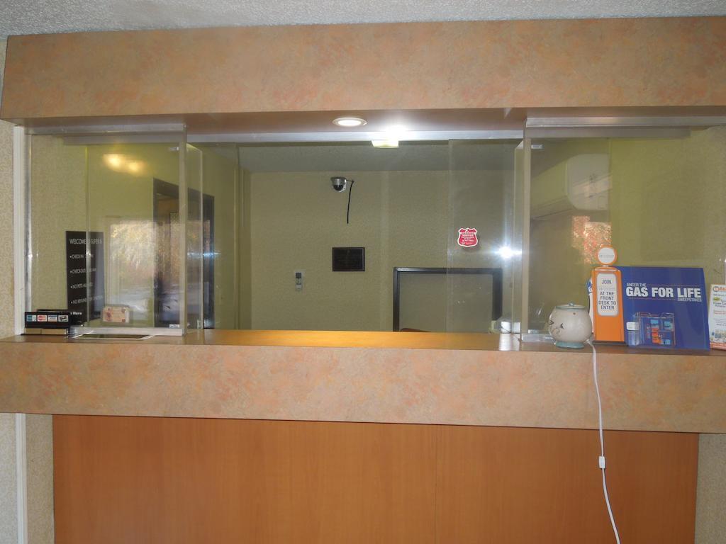 Super 8 By Wyndham Waldorf Motel Luaran gambar