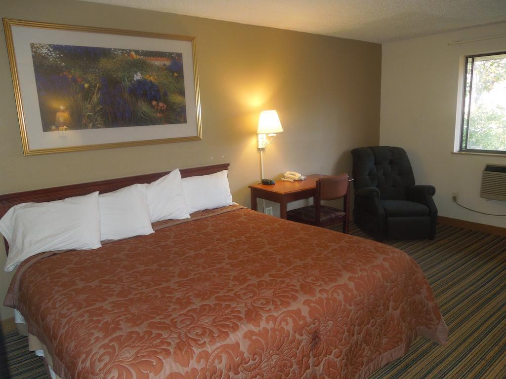 Super 8 By Wyndham Waldorf Motel Luaran gambar
