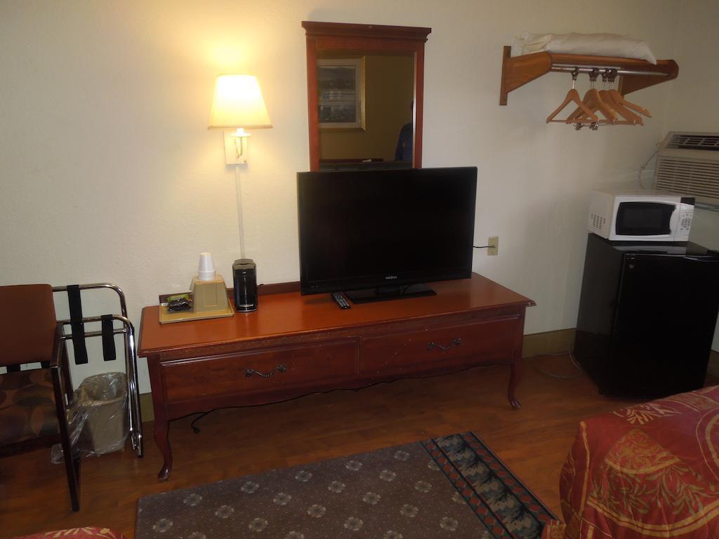 Super 8 By Wyndham Waldorf Motel Luaran gambar