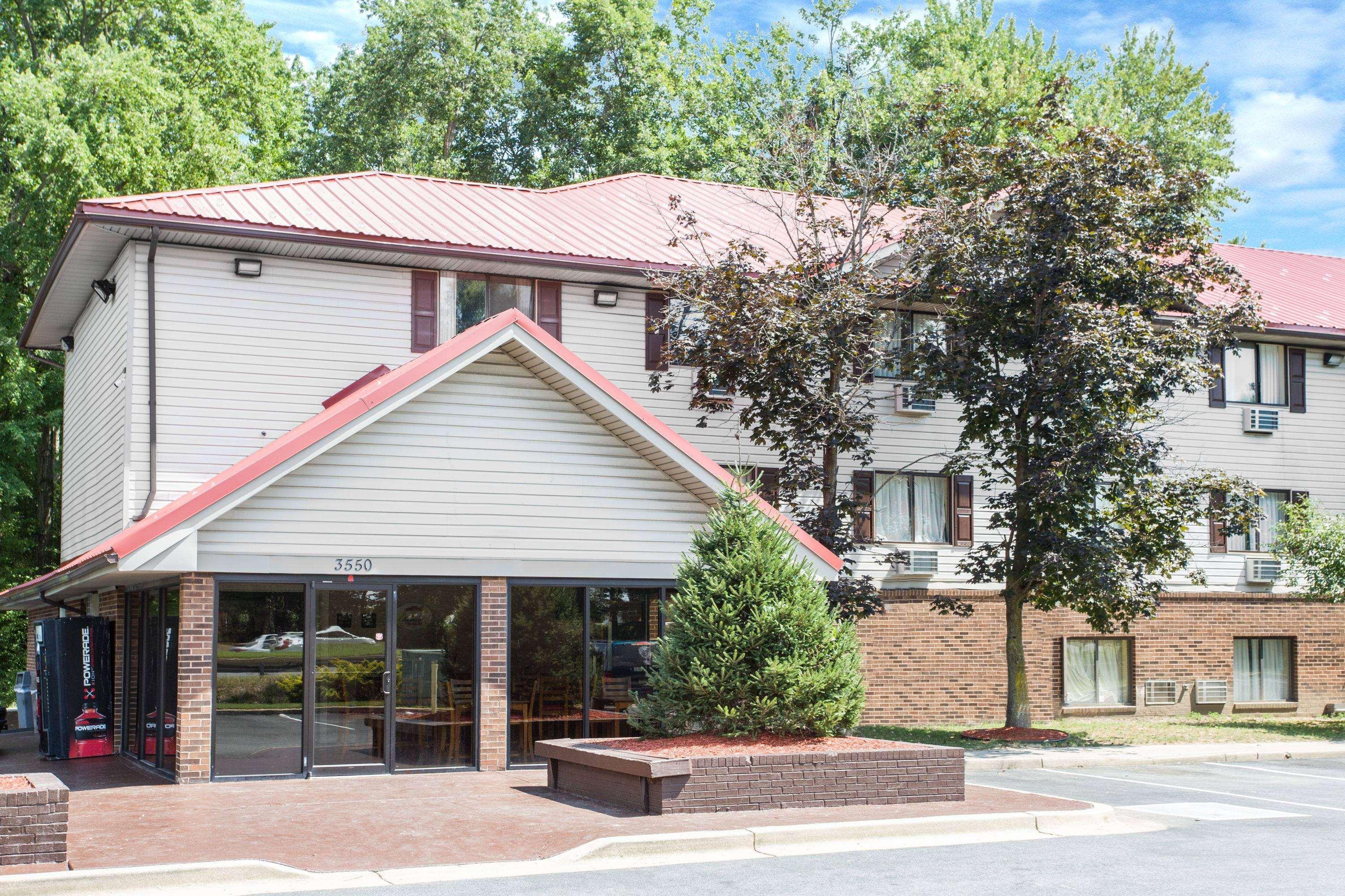 Super 8 By Wyndham Waldorf Motel Luaran gambar