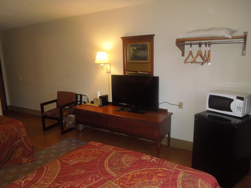 Super 8 By Wyndham Waldorf Motel Luaran gambar