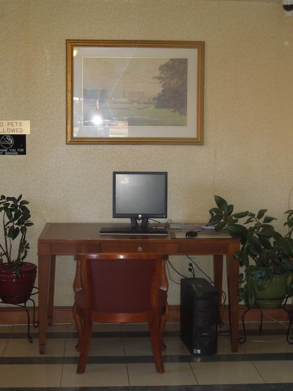 Super 8 By Wyndham Waldorf Motel Luaran gambar