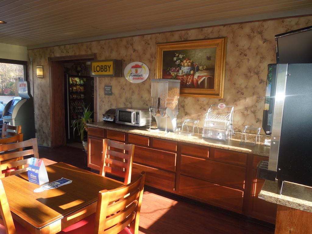 Super 8 By Wyndham Waldorf Motel Luaran gambar