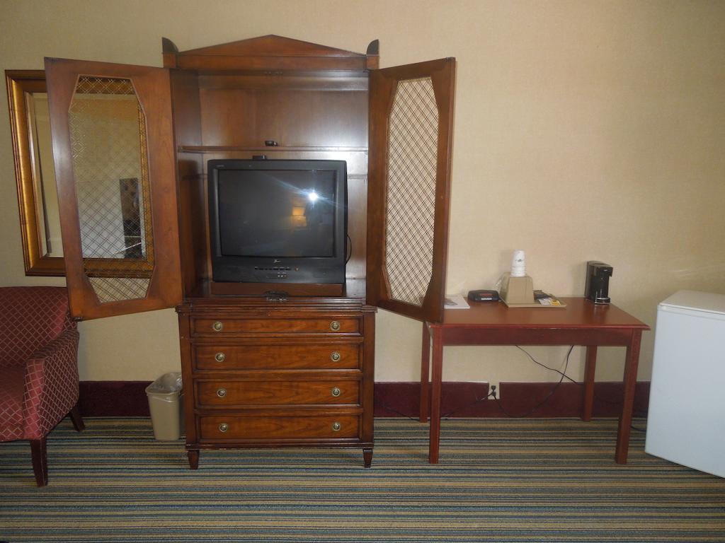 Super 8 By Wyndham Waldorf Motel Luaran gambar