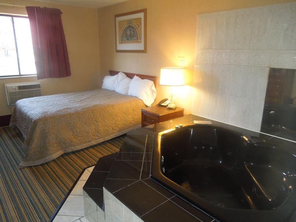 Super 8 By Wyndham Waldorf Motel Luaran gambar