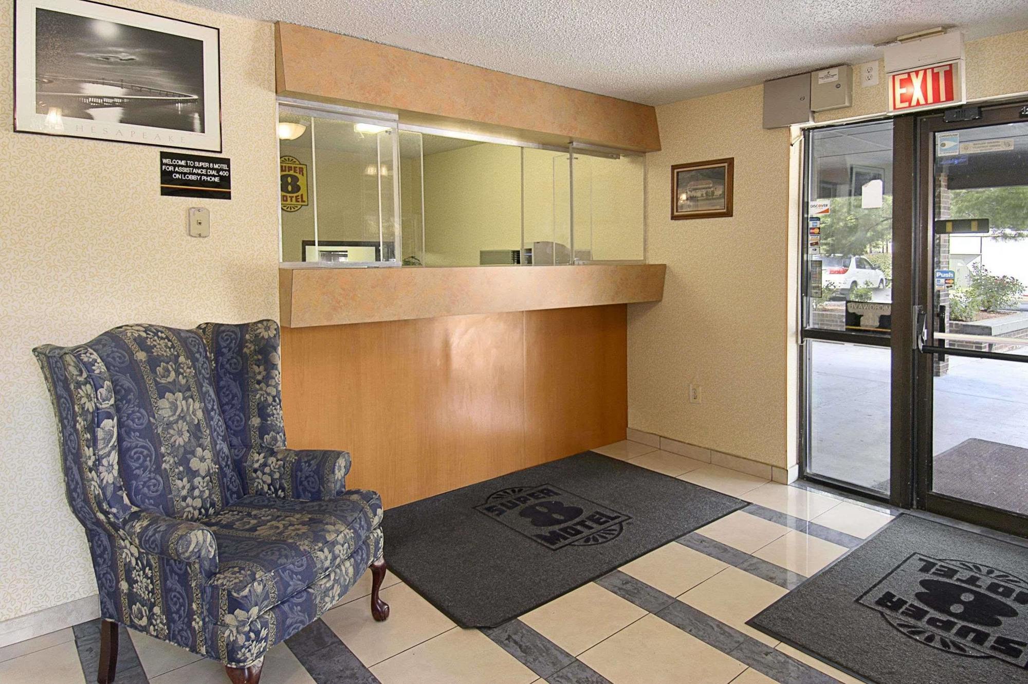 Super 8 By Wyndham Waldorf Motel Luaran gambar